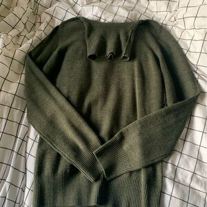 green turtleneck!!